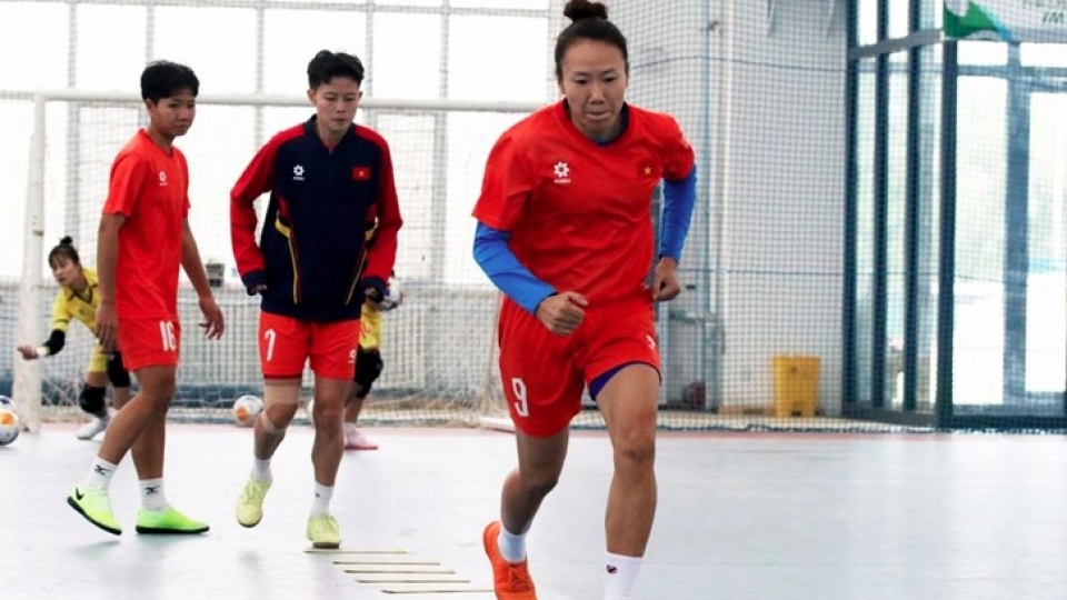 Captain Thanh Hang (right) and her teammates gear up for the opening match against Hong Kong.jpg