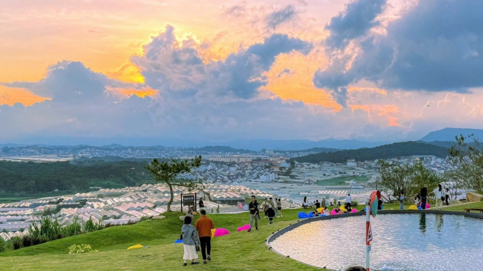 Dalat - Lam Dong don hon 240 ngan luot khach 1.jpg