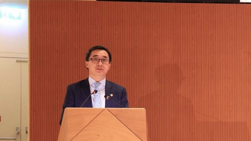 Deputy Health Minister Tran Van Thuan speaks at high-level WHA session.jpg