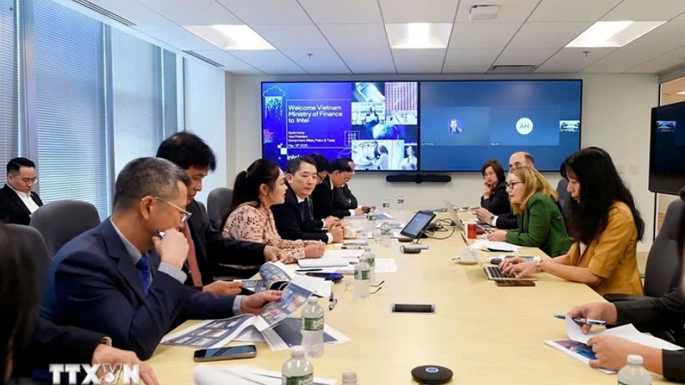 Deputy Minister of Finance Cao Anh Tuan during a working session with Intel Corporation.jpg