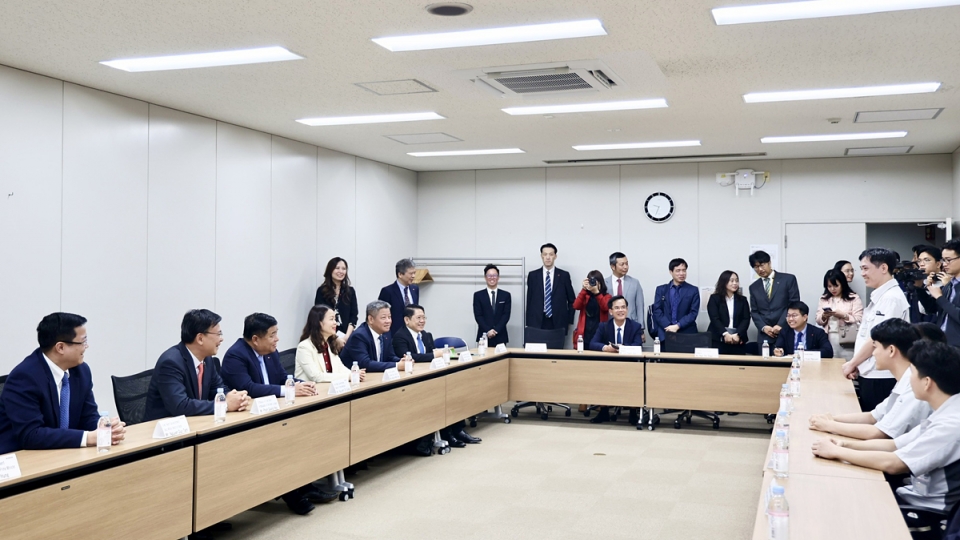 Deputy Prime Minister Nguyen Chi Dung during his working session with the leadership of Kioxia Holdings Corporation in Mie Prefecture, japan, on May 27.jpg