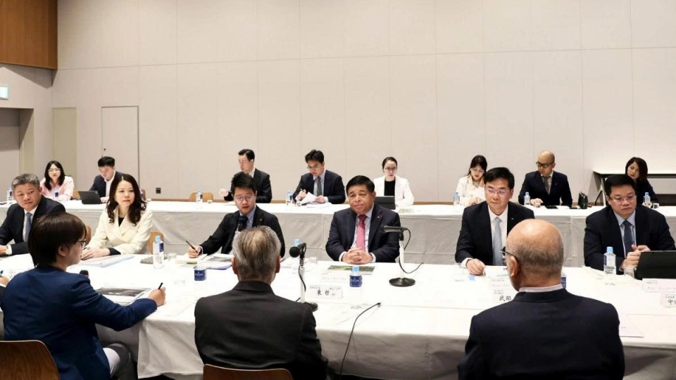 Deputy Prime Minister Nguyen Chi Dung encouraged Rapidus, a semiconductor manufacturer of Japan, to initiate cooperation projects in Vietnam, during his working session with the leadership of the firm in Hokkaido on May 28.jpg