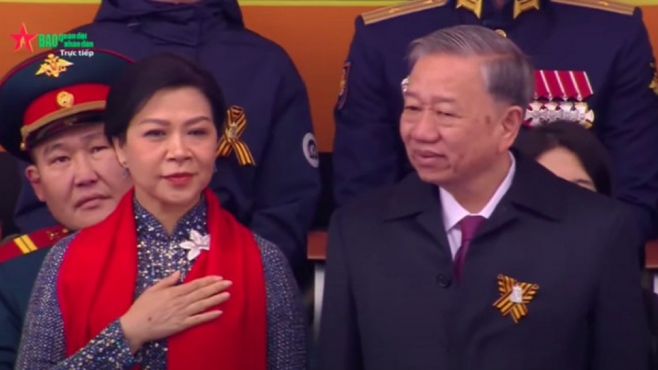 General Secretary To Lam and his spouse salute the Vietnamese troops as they march past the grandstand.jpg