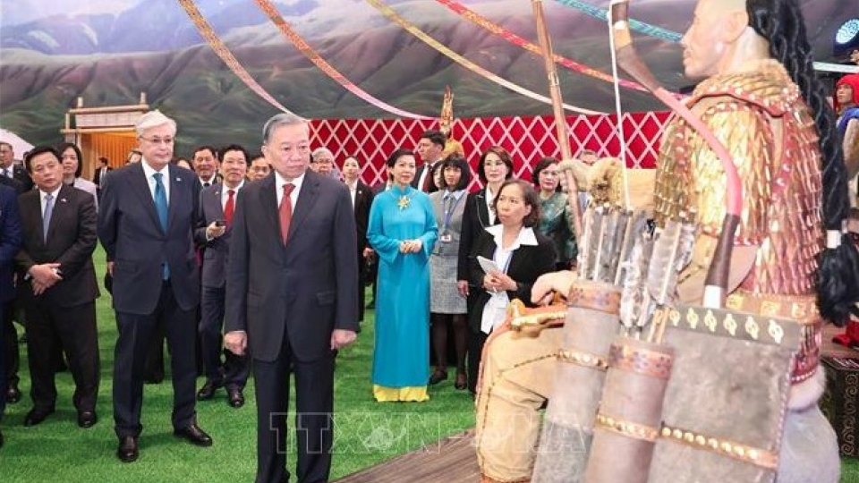 General Secretary To Lam and his wife, along with President Kassym-Jomart Tokayev, visit Kazakhstan’s Ethno-Cultural Village.jpg