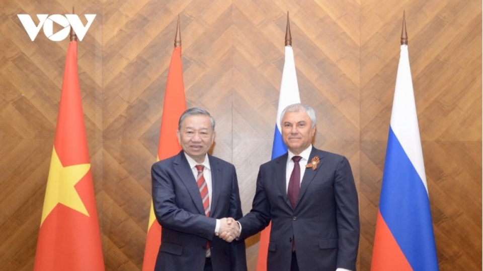 General Secretary To Lam shakes hands with Chairman of the State Duma of the Russian Federation Vyacheslav Volodin.jpg