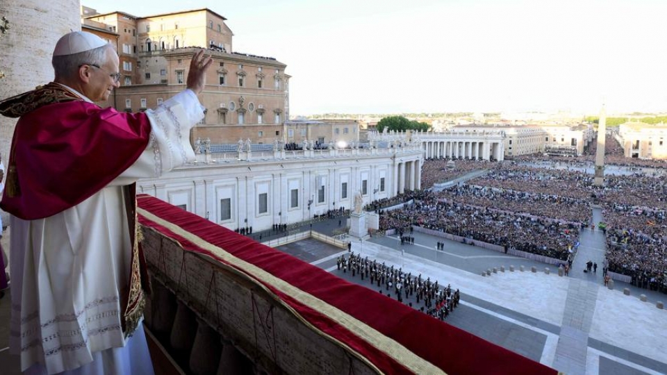Giáo hoàng Leo XIV vẫy tay chào các tín đồ từ ban công của Vương cung thánh đường Thánh Peter, ở Vatican - Ảnh_ Ouest-France.jpg