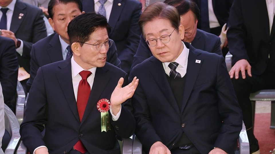 Hai ứng viên đang dẫn đầu cuộc đua là Kim Moon-soo (trái) và Lee Jae-myung (ảnh Yonhap News)_0.jpg
