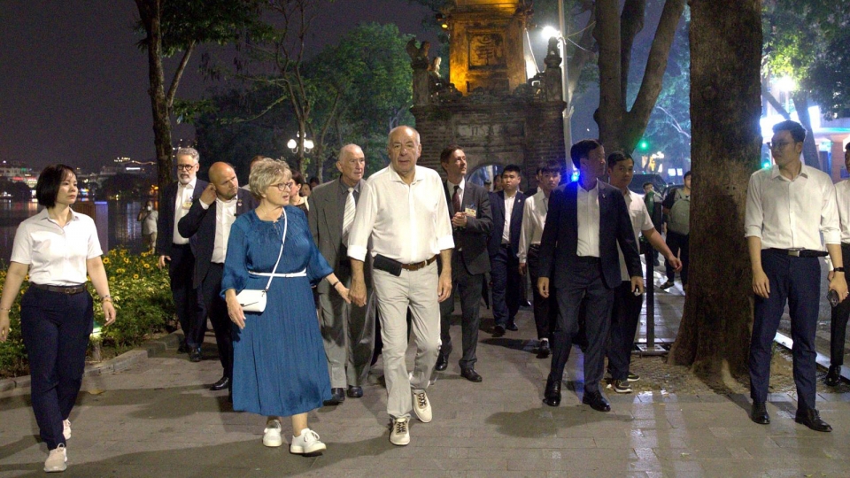 Hungarian President Tamas Sulyok and First Lady Nagy Zsuzsanna hand in hand explore Hanoi Old quarter in the evening.jpg