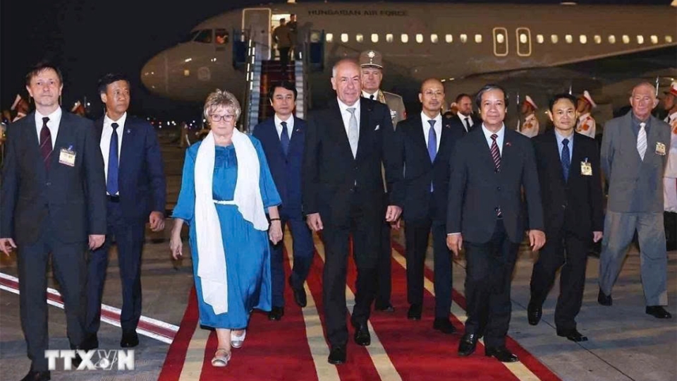 Hungarian President Tamas Sulyok and his spouse arrived in Hanoi on May 27 evening,.jpg