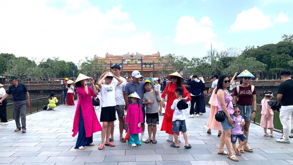 Khách du lịch tham quan Đại Nội Huế.jpg