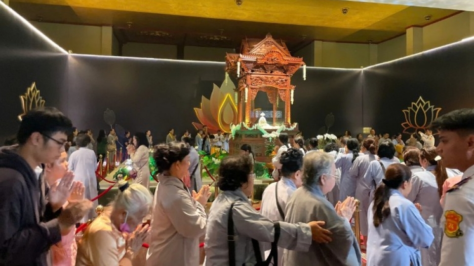 Local residents venerate and witness the sacred Sarira of Lord Buddha.jpg