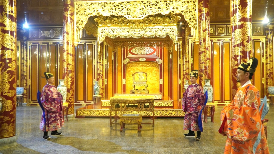 Ngai vua triều Nguyễn trưng bày ở điện Thái Hòa, Đại Nội Huế trước khi bị du khách xâm hại.jpg