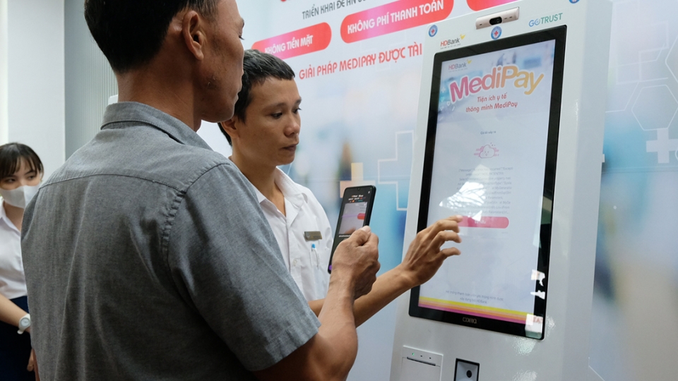 Người dân sử dụng dịch vụ KIOSK y tế thông minh bằng căn cước công dân.jpg