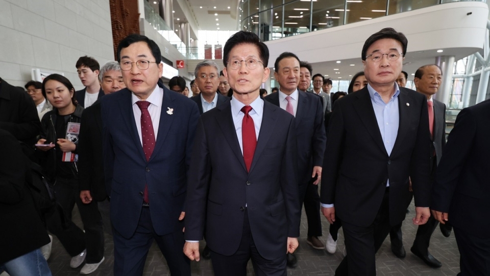 Nguyên Bộ trưởng Lao động – Việc làm Kim Moon-soo (giữa) chính thức tuyên bố chấm dứt mọi hoạt động vận động tranh cử (ảnh_ Yonhap News).jpg
