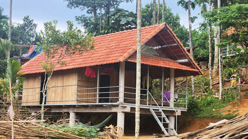 Nhà sàn đồng bào Ca Dong đổ cột bê tông, mái ngói đỏ, tường làm bằng tre nứa và cốt sắt với kinh phí 60 triệu đồng Nhà nước hỗ trợ.jpg