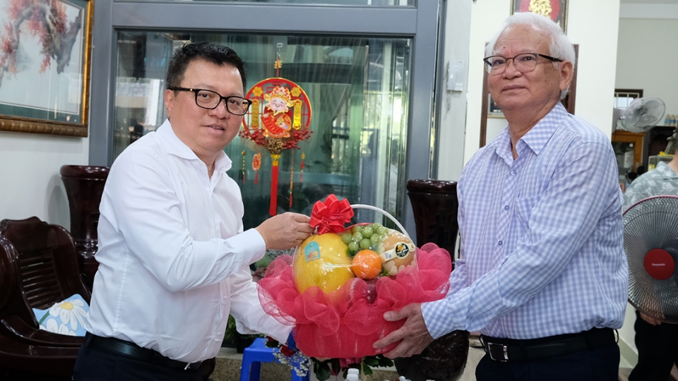 Ông Lê Quốc Minh (bên trái) tặng quà nhà báo Lê Hoàng Linh, nguyên Giám đốc Đài PTTH, Chủ tịch Hội nhà báo tỉnh Quảng Nam.jpg