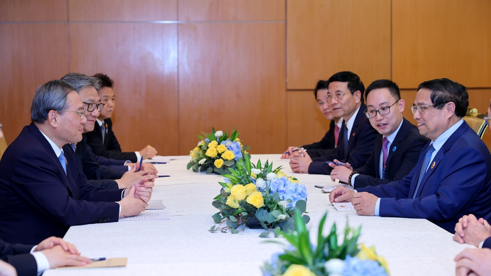 Pham Minh CHinh and Li Qiang meet in Kuala Lumpur.jpg