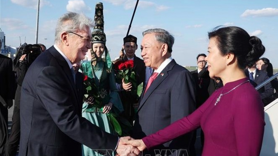 President Kassym-Jomart Tokayev welcomes Party General Secretary To Lam and his spouse.jpg