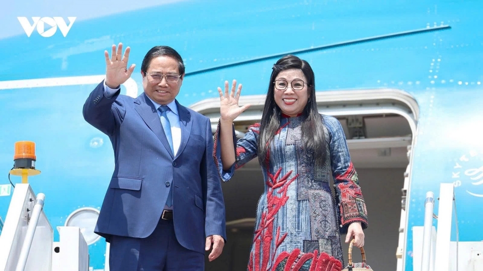 Prime Minister Pham Minh Chinh and his spouse 1.jpg
