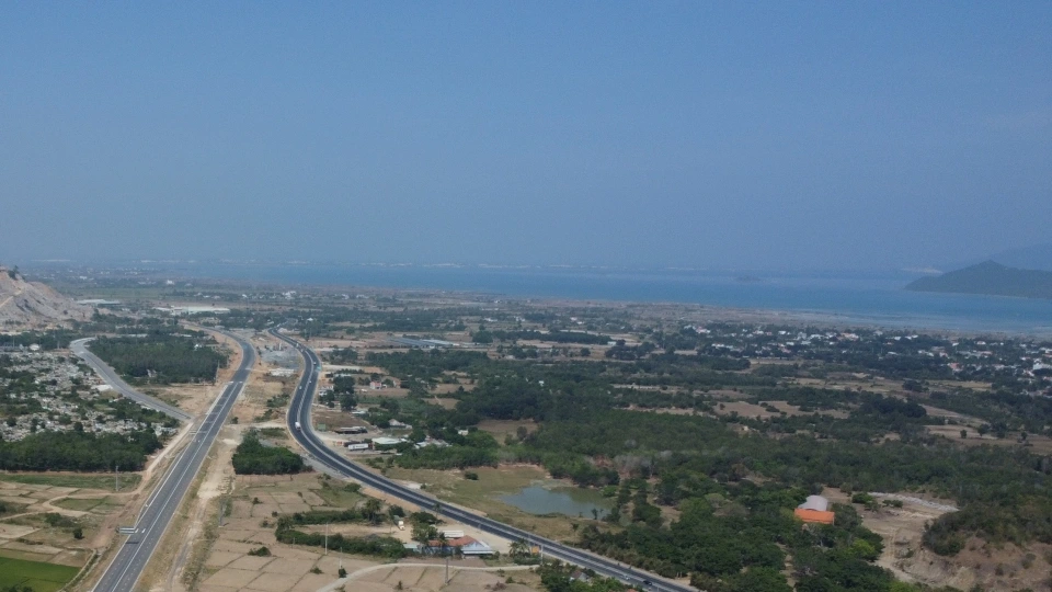 SAN BAY VAN PHONG.JPG