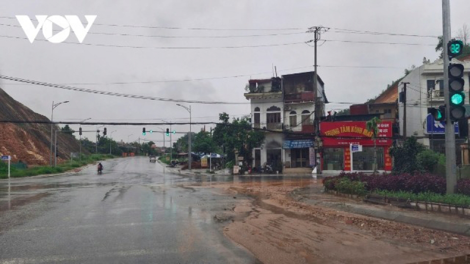Sand and soil spill onto the road at km2 area, Yen Bai city after heavy rain pict 1.jpg