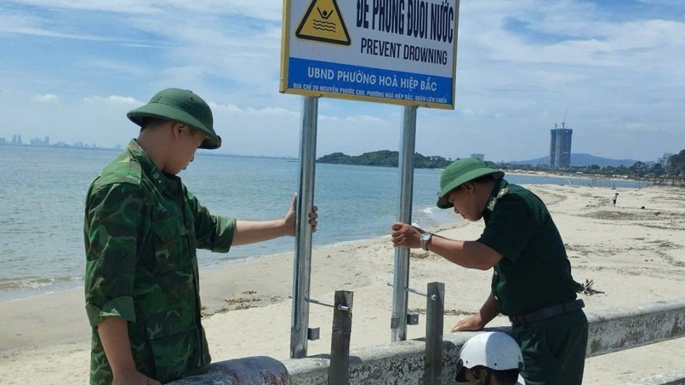 Sau sự việc xảy ra, cơ quan chức năng tăng cường thêm biển cảnh báo nguy hiểm tại khu vực biển phường Hoà Bắc.jpg