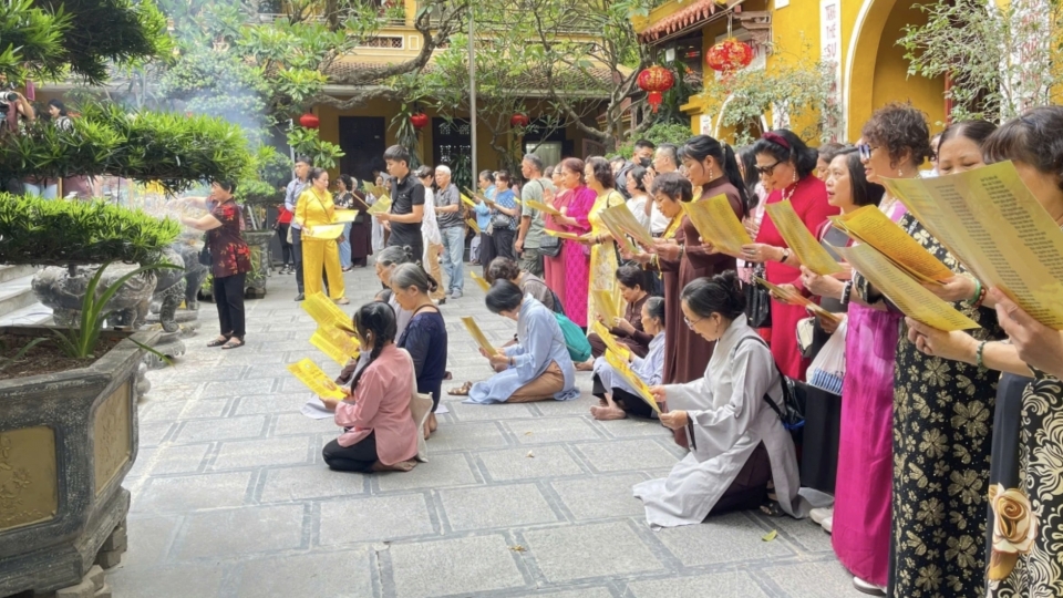 Buddhists solemnly celebrate Lord Buddha’s 2569th birthday in Hanoi