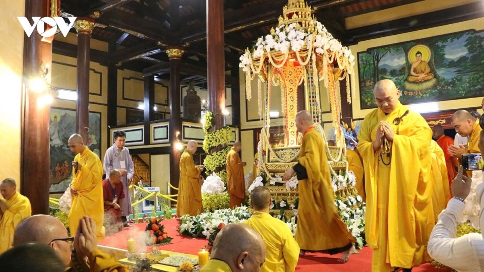 The Sarira of the Buddha has brought to Quan The Am Pagoda in Da Nang for veneration 1.jpg