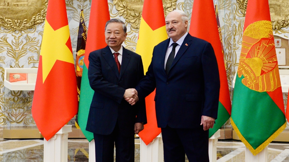 To Lam and Alexander Lukashenko in Minsk.jpg