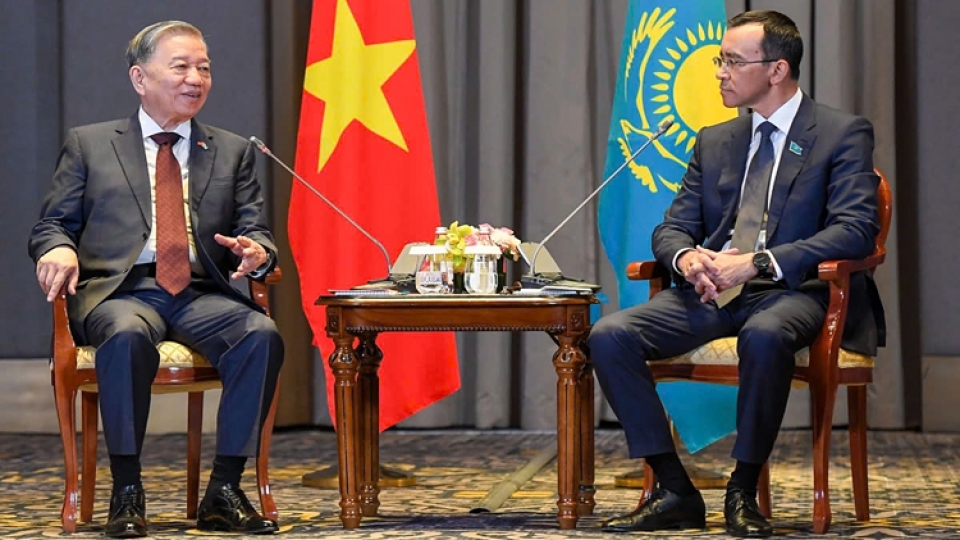 Vietnamese Party General Secretary To Lam and Kazakh Senate Chairman Maulen Ashimbayev during their meeting in Astana on May 5. 1.jpg