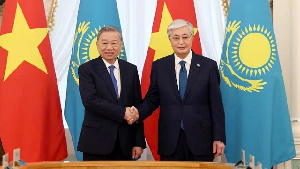 Vietnamese Party General Secretary To Lam and Kazakhstani President Kassym-Jomart Tokayev.jpg