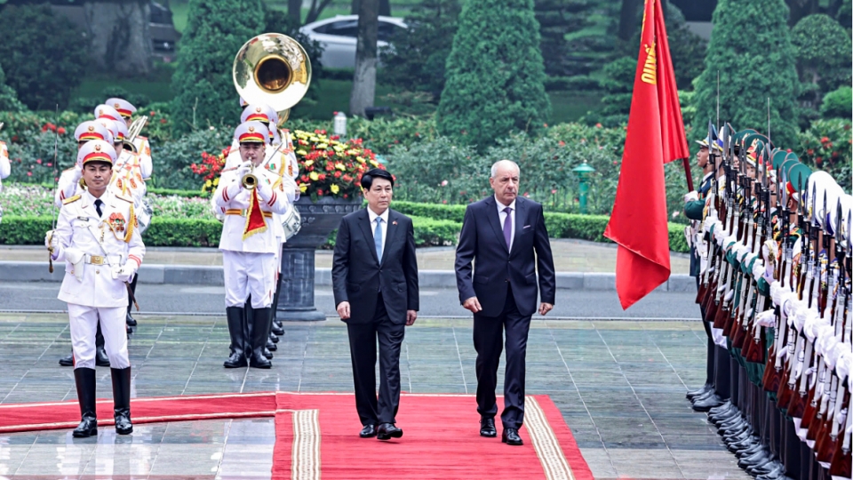 Vietnamese President Luong Cuong and his spouse hosted a welcoming ceremony in Hanoi on May 28 morning for Hungarian President Tamas Sulyok and his spouse 1.jpg