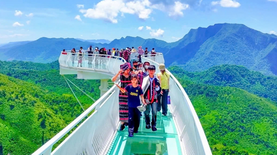 Visitors to Ngoc Rong Glass Bridge in Quang Nam province 1.jpg