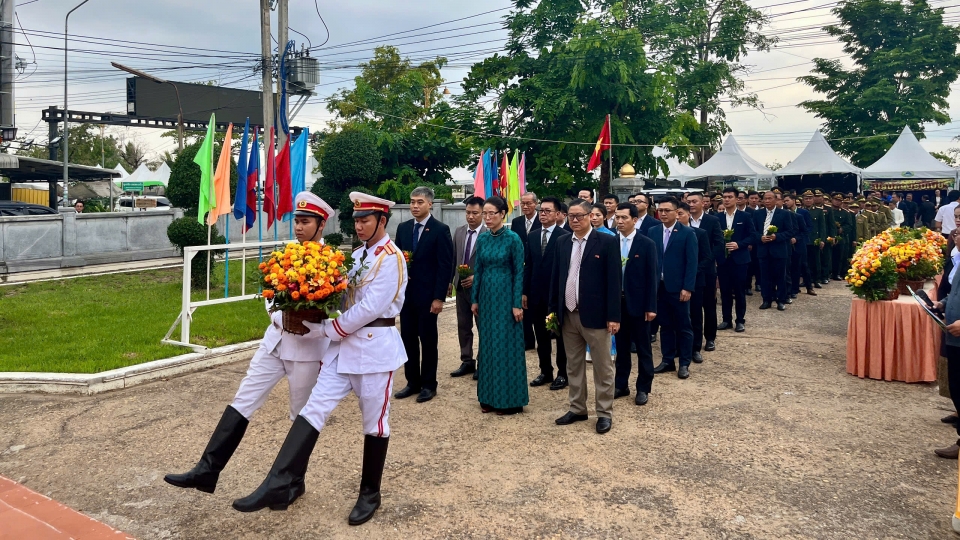 _le_dang_hoa_tuong_niem_chu_tich_ho_chi_minh_tai_tinh_savannakhet.jpg