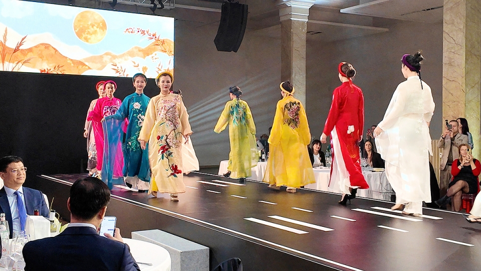 ao_dai_vn_tai_milan_1.jpg