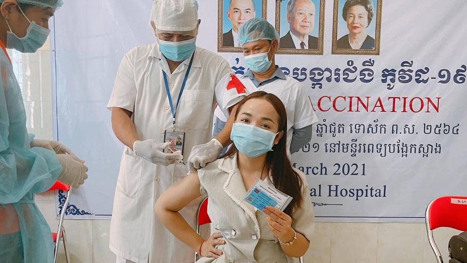bộ Y tế Campuchia cũng nhấn mạnh tầm quan trọng của việc tiêm vắc-xin COVID-19 như biện pháp chủ yếu để tăng cường miễn dịch cộng đồng và cá nhân.jpeg