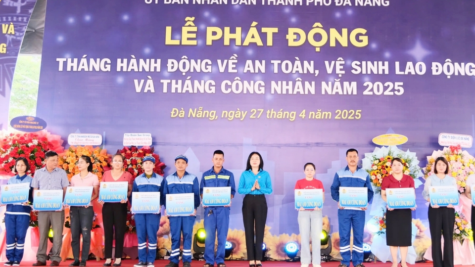 ba_phan_thi_thuy_linh_chu_tich_lien_doan_lao_dong_tp_da_nang_dung_giua_trao_mai_am_cong_doan_cho_cong_nhan_nguoi_lao_dong.jpg