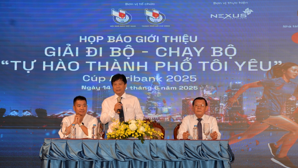 ban_to_chuc_tra_loi_cau_hoi_bao_chi.jpg