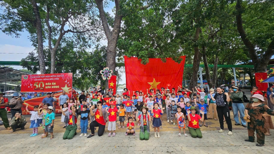 cac_em_thieu_nhi_vui_choi_cung_gia_dinh_tai_dam_sen_anh_nguyen_quang.jpg