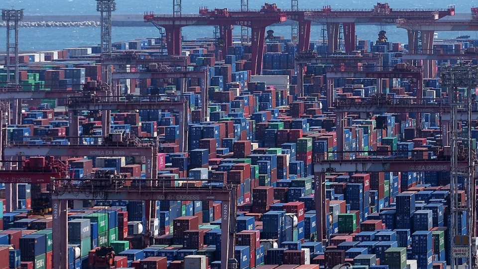 cang_container_busan_cua_han_quoc_anh_yonhap_news_20250502151923.jpg