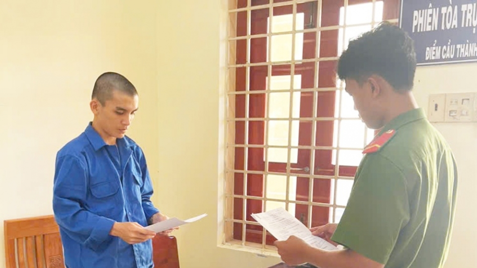 Khởi tố, bắt tạm giam 2 đối tượng tàng trữ trái phép chất ma túy