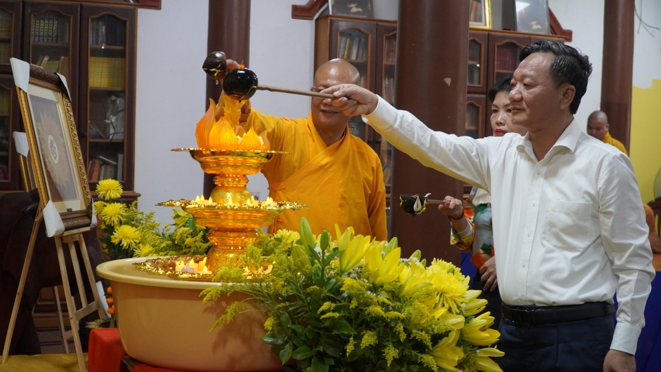 dai_su_viet_nam_tai_lao_nguyen_minh_tam_thuc_hien_nghi_le_tam_phat.jpg