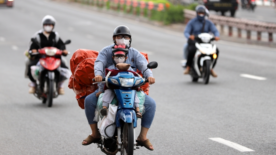 dong_nguoi_un_un_do_ve_tp.hcm_nhung_cua_ngo_khong_tac_11.jpg