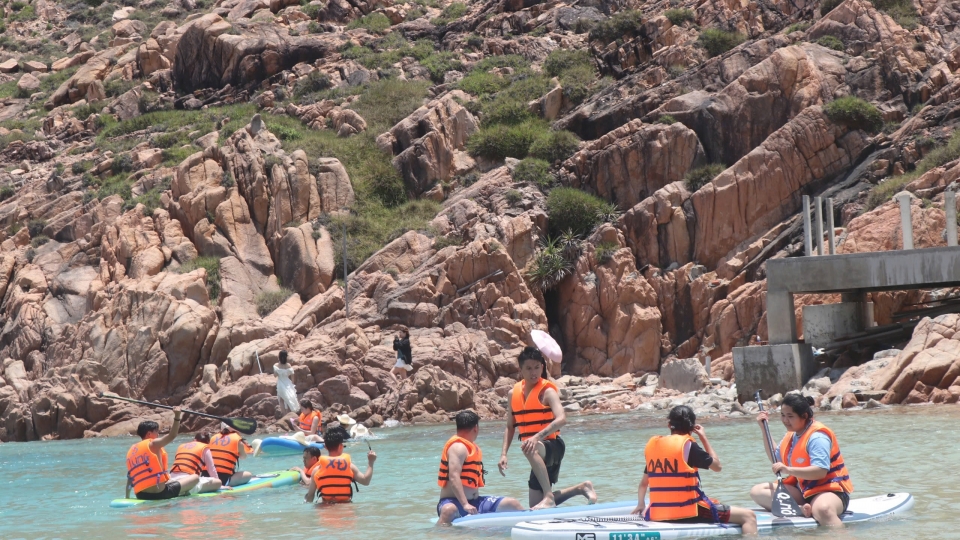du_khach_tam_bien_tai_khu_vuc_dao_hon_kho_xa_nhon_hai_thanh_pho_quy_nhon_20250502103204.jpg