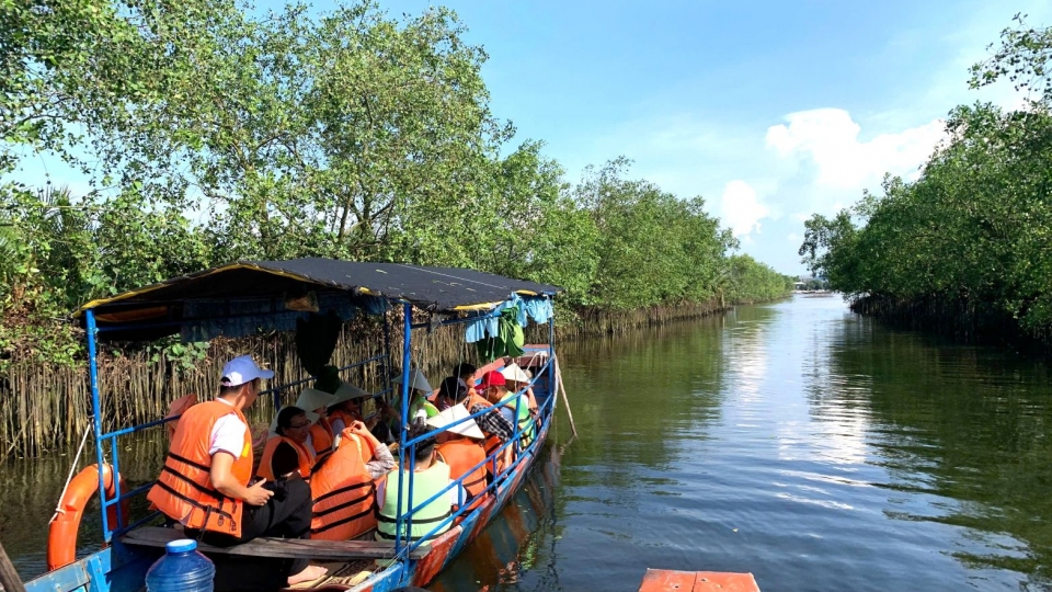 du_lich_tren_pha_tam_giang.jpg