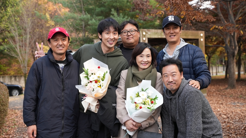 ekip_han_quoc_chup_anh_cung_dien_vien_hong_dao_-_tuan_tran.jpg