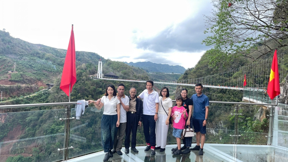 gia_dinh_chi_cam_thi_bich_thuy_chon_moc_chau_la_diem_den_trong_ki_nghi_le.jpg