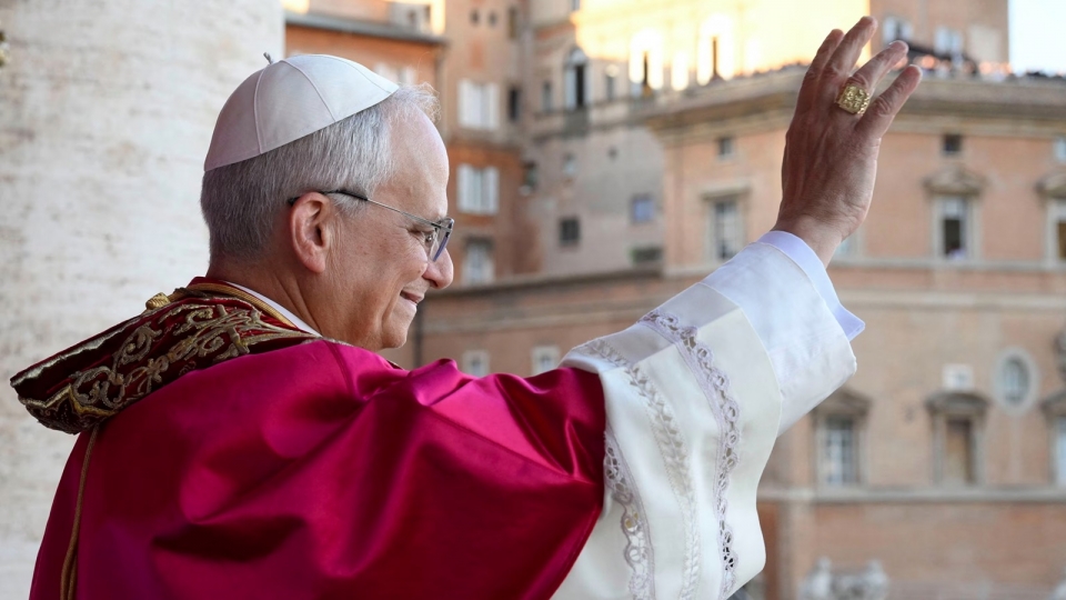 giao hoang Leo XIV gio tay tu ban cong -vatican media.jpg