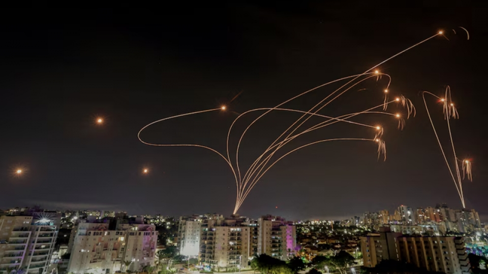 he_thong_vom_sat_cua_israel_danh_chan_cac_ten_lua_phong_tu_dai_gaza.png