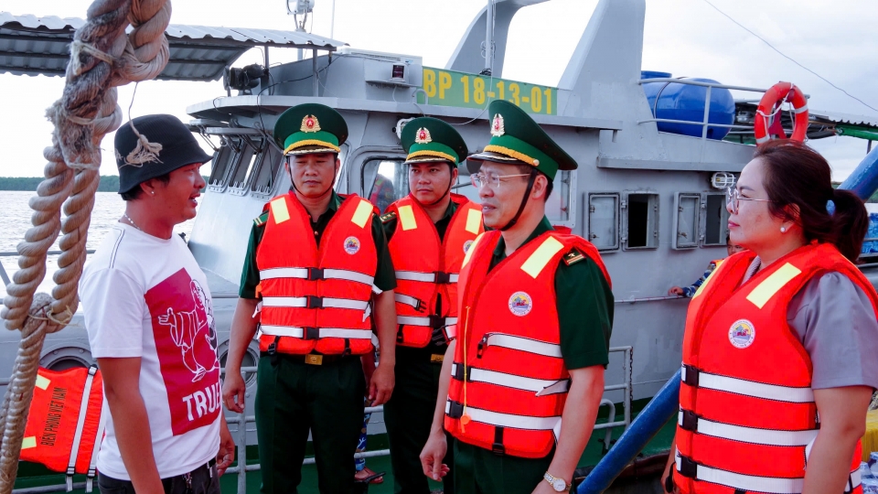 lanh_dao_bdbp_soc_trang_tham_hoi_tuyen_truyen_ngu_dan_thuc_hien_nghiem_chong_khai_thac_iuu.jpg
